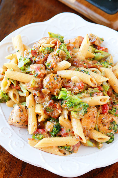 cheesy-chicken-bacon-broccoli-pasta